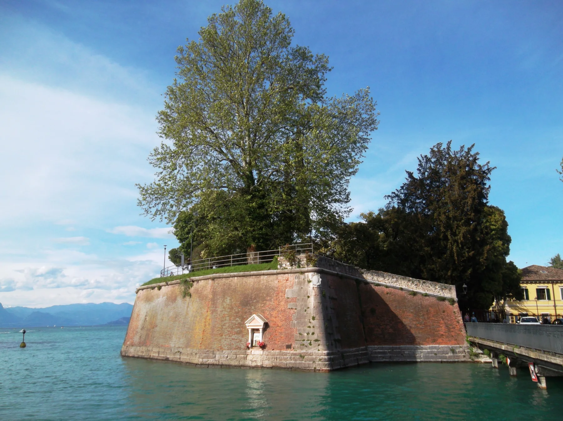 Peschiera del Garda con bambini: spiagge, mura e ciclabile